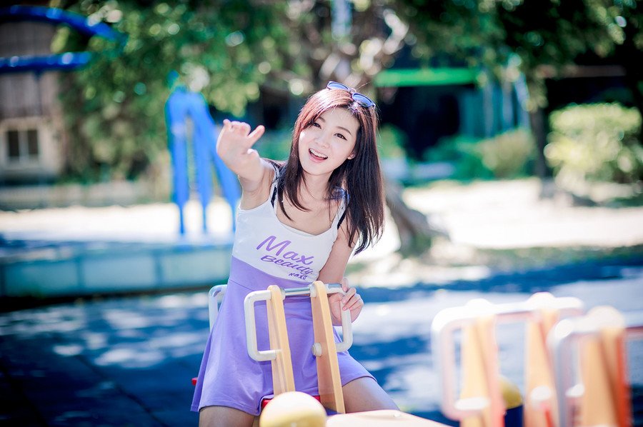 “嗯。”刘璝看着美妇离开的背影，不由感叹自己的造化，娶了这么一位贤淑的妻子。