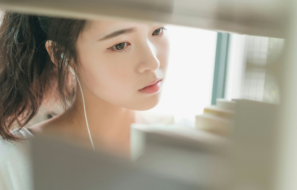 “你们也尽快离折翼天使资源社区，莫要让人生疑，待会儿我送二位出府，另外，告诉孝直一声，在刘璝离开成都之前，将他妻子扣住，免得刘璝一怒之下杀人，让这份仇怨弄大，也可以作为后手。”孟达看了两人一眼，真不知道法正从哪里招来这种奇人异事的。